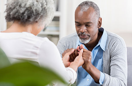Image of an older couple praying