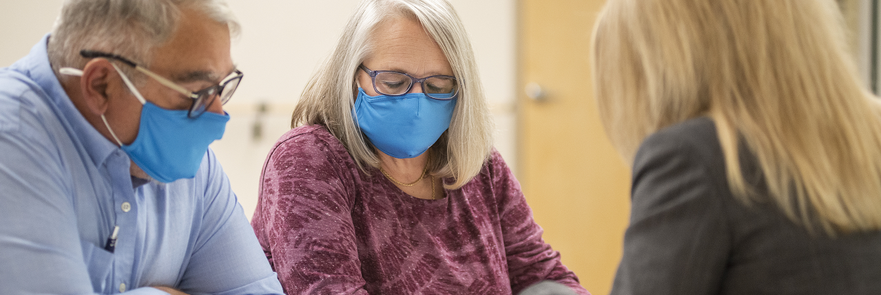 Couple getting medical cost estimate